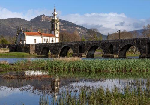 Long medieval bridge that passes over the Lima river in Ponte de Lima